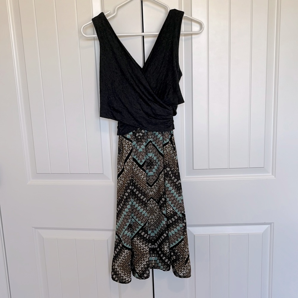 Size S Amadi knit grey top attached to lined patterned skirt. Waist is elastic.